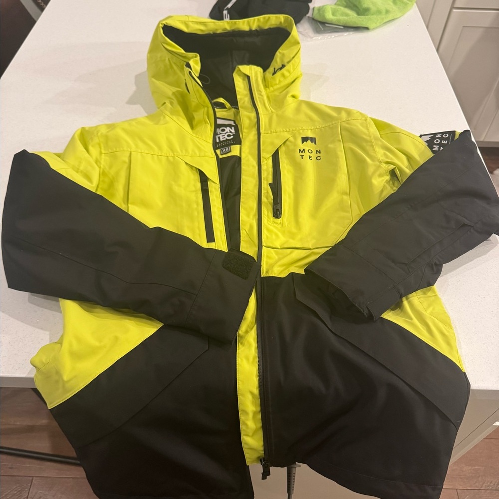 MONTEC Snow Jacket + Gloves + Beanie Bundle – Excellent Condition